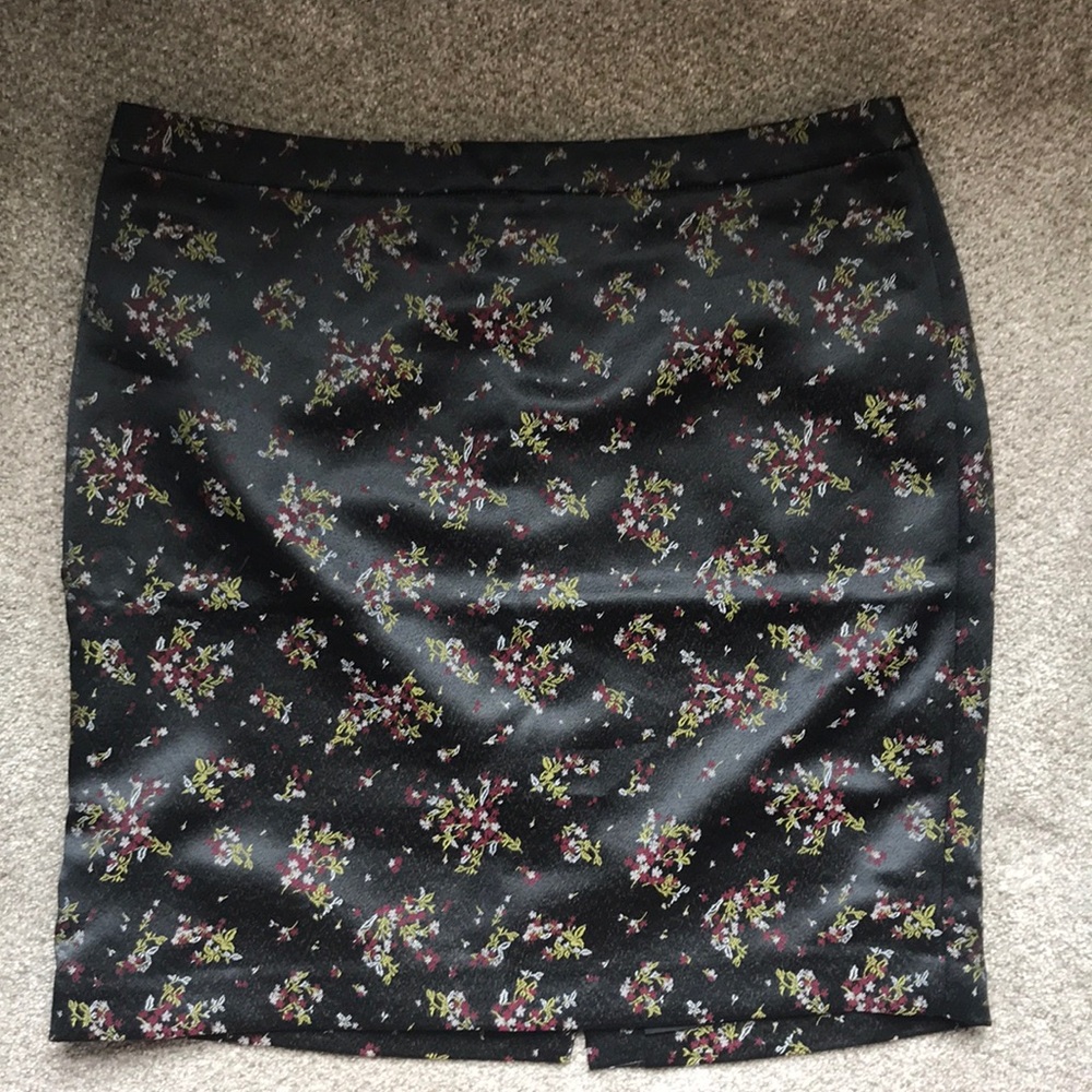 Loft pencil skirt size 16 floral and adorable